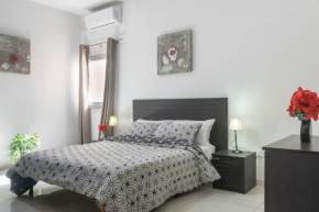 Modern apt. Close to the Square